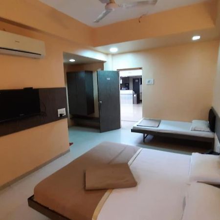 Sugandha Lodge Solapur Buitenkant foto