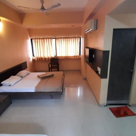 Sugandha Lodge Solapur Buitenkant foto