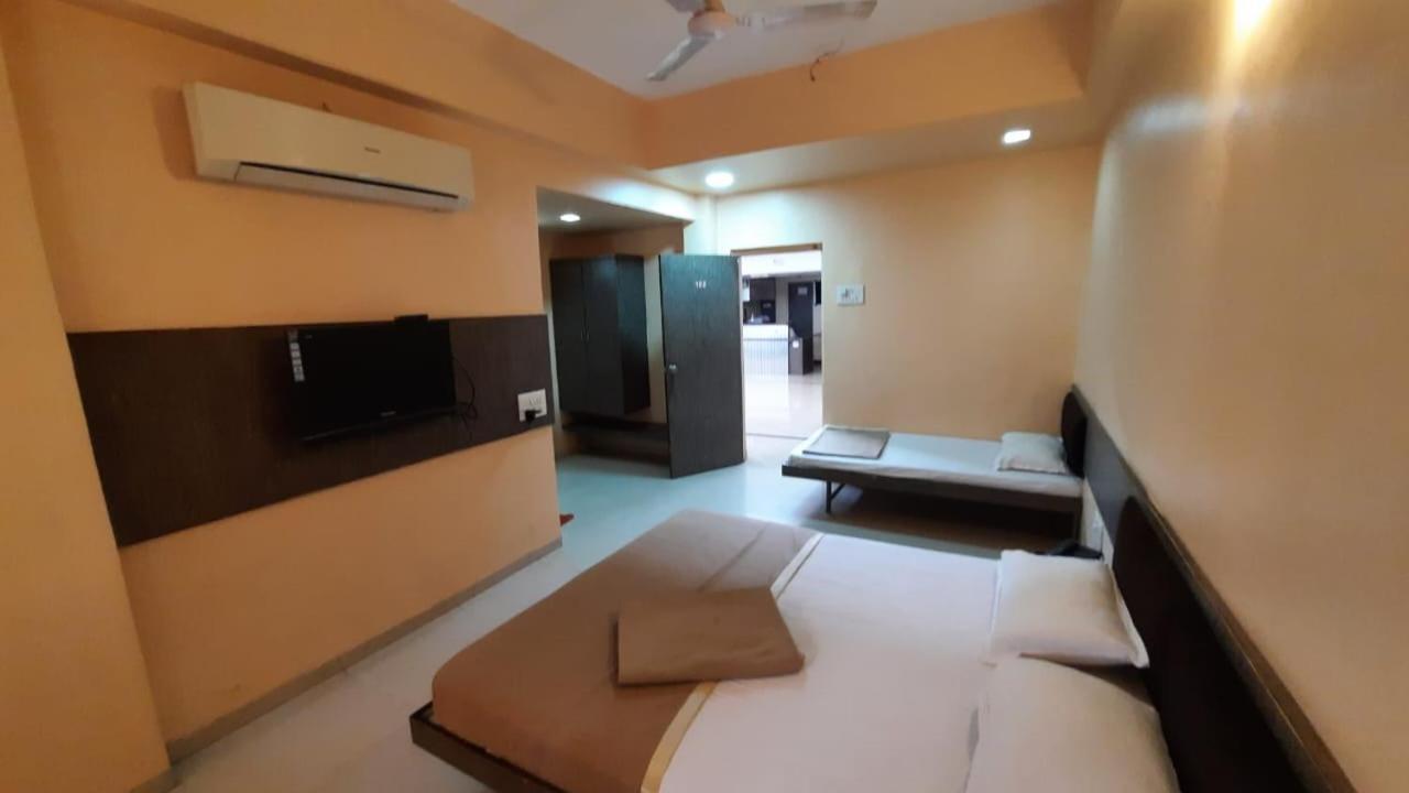 Sugandha Lodge Solapur Buitenkant foto