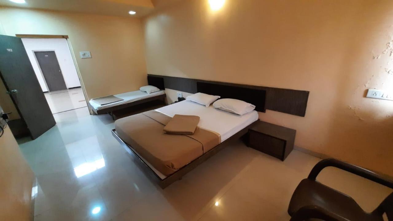 Sugandha Lodge Solapur Buitenkant foto