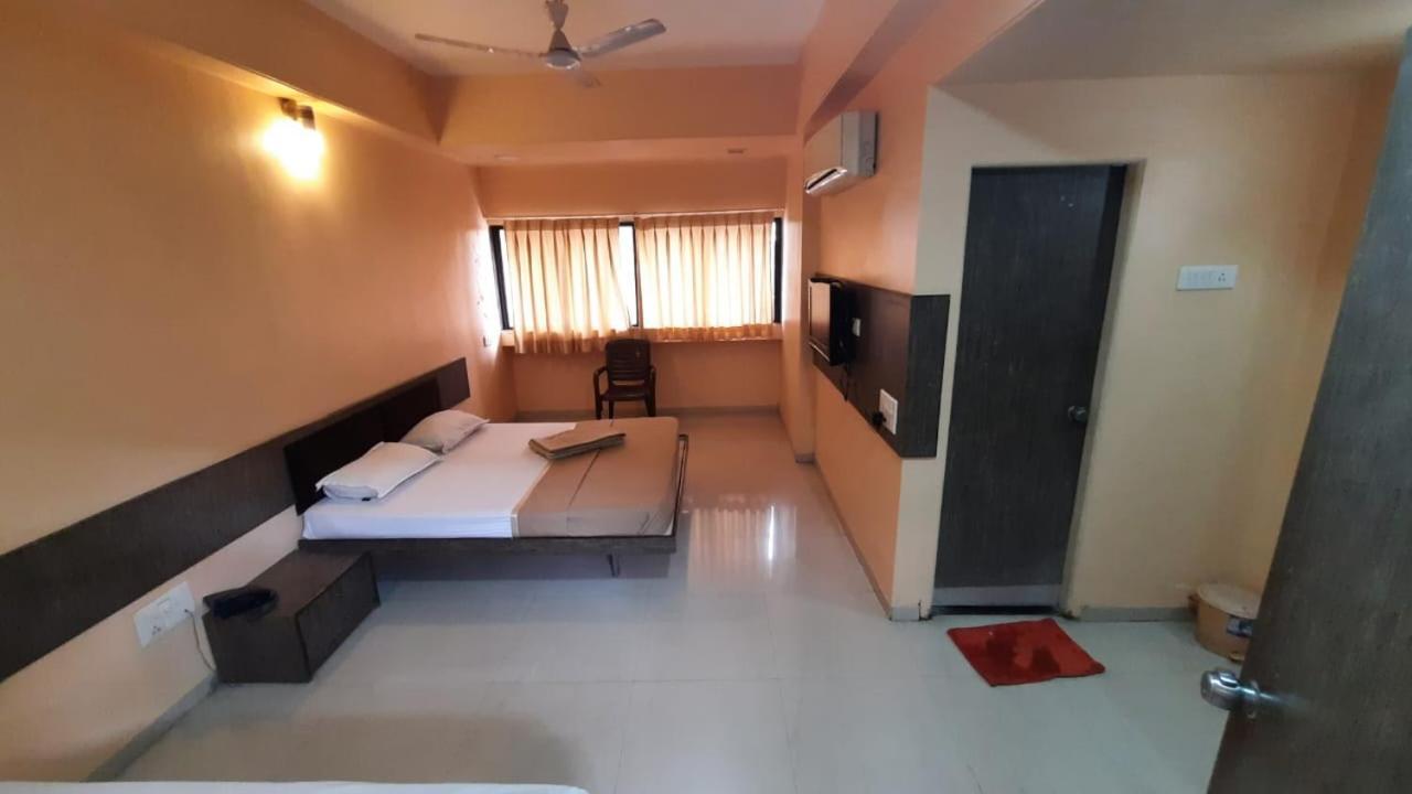 Sugandha Lodge Solapur Buitenkant foto