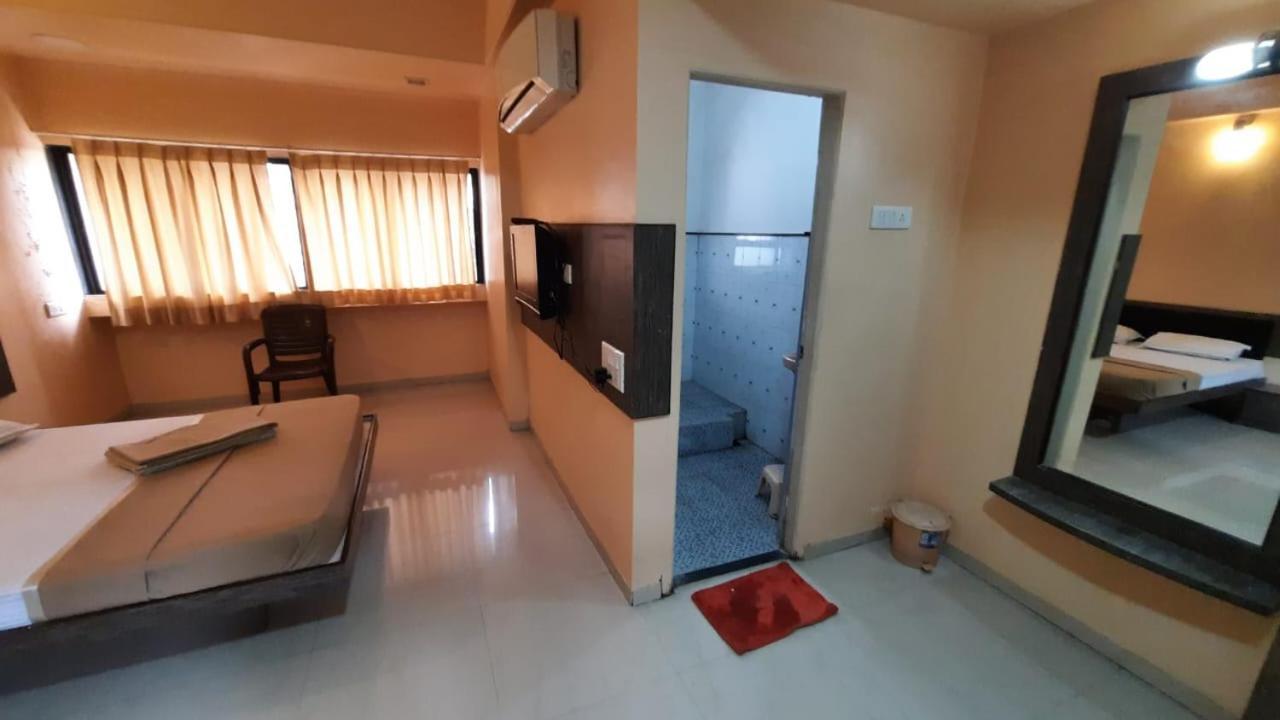 Sugandha Lodge Solapur Buitenkant foto