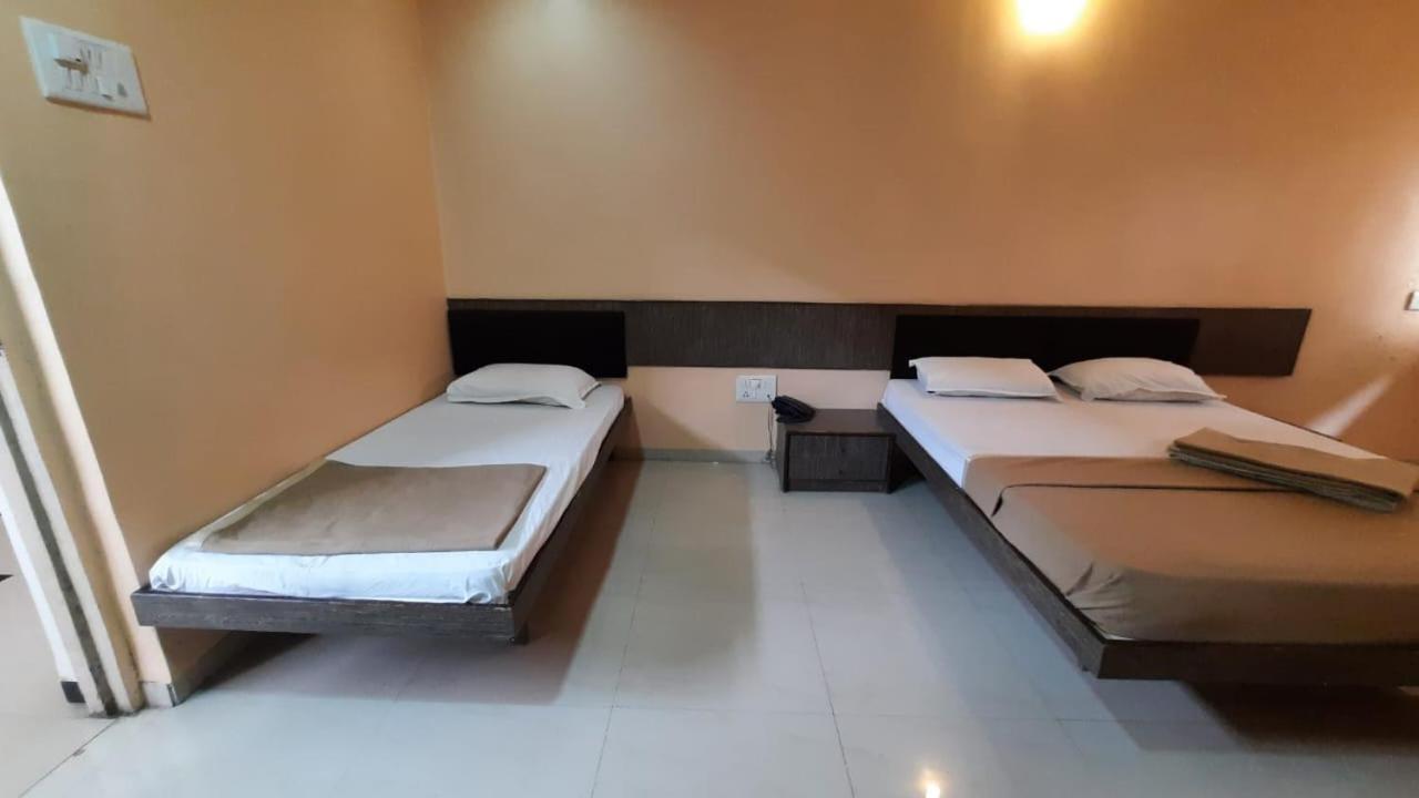 Sugandha Lodge Solapur Buitenkant foto