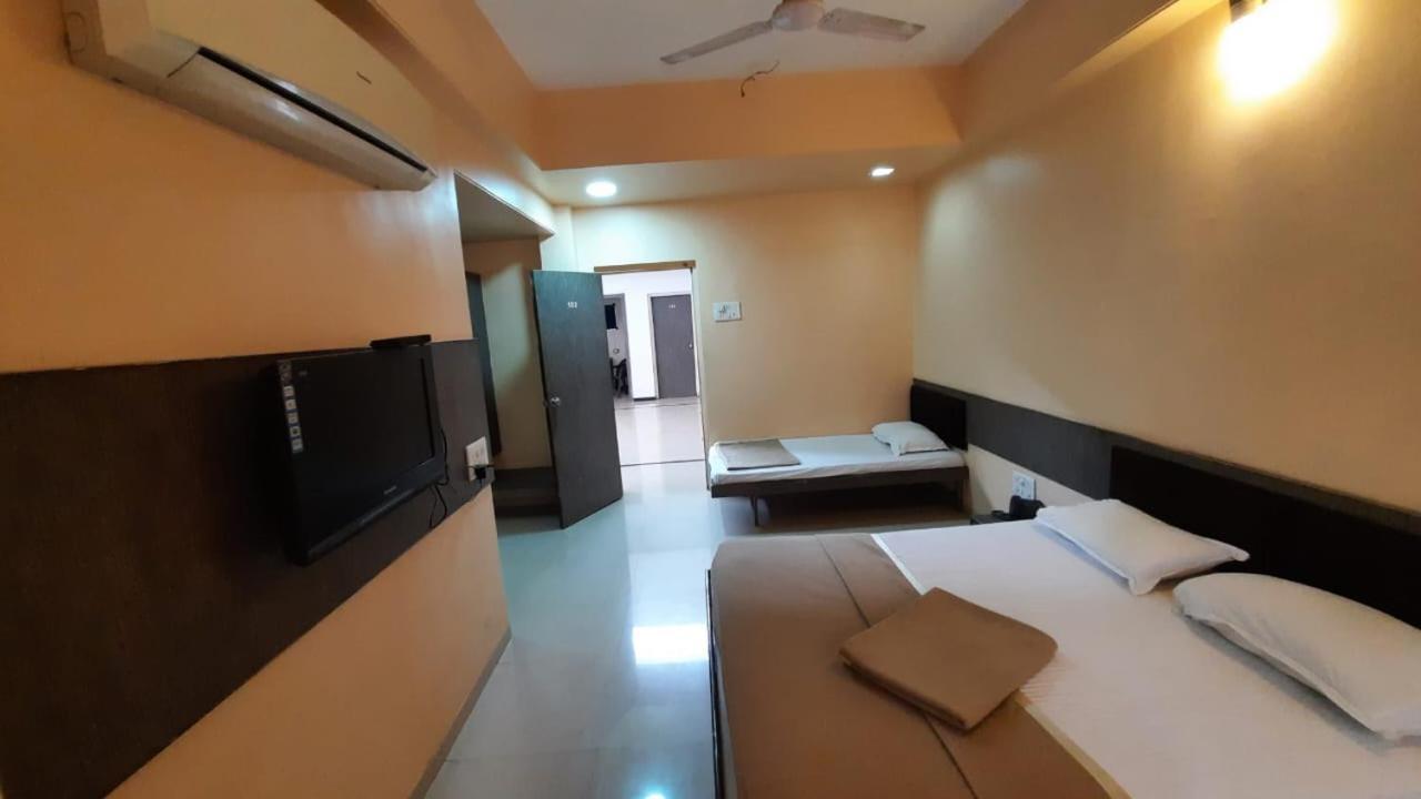 Sugandha Lodge Solapur Buitenkant foto