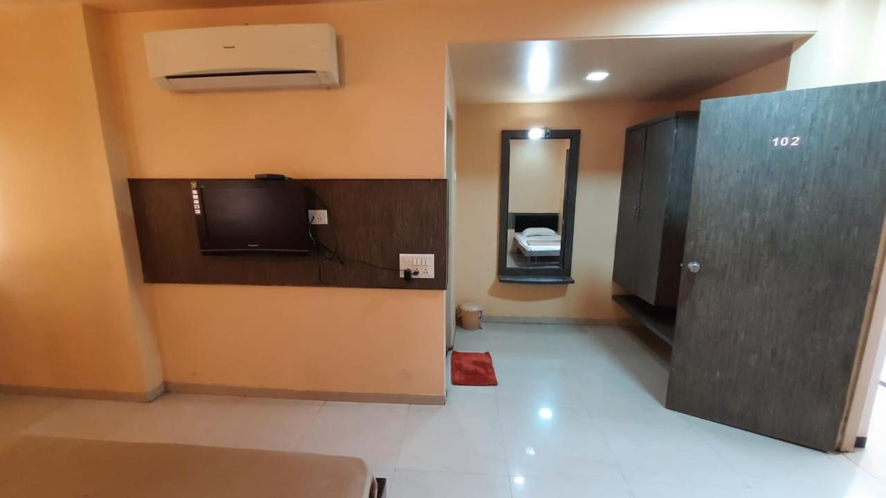 Sugandha Lodge Solapur Buitenkant foto
