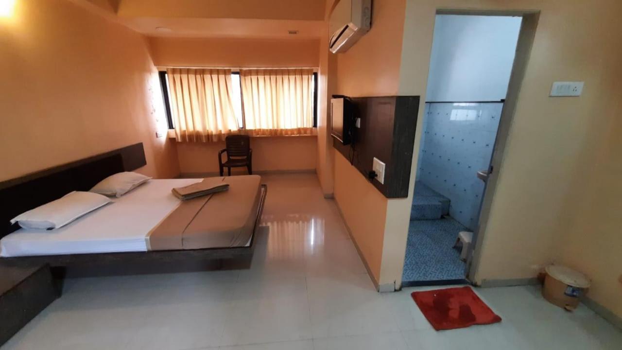 Sugandha Lodge Solapur Buitenkant foto