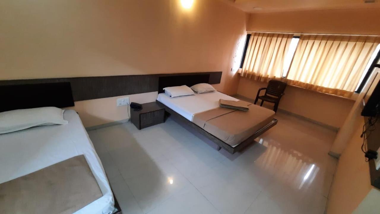 Sugandha Lodge Solapur Buitenkant foto